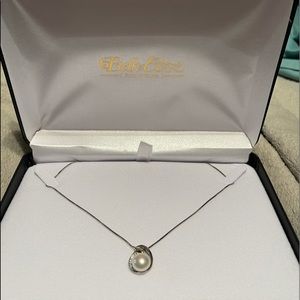 Pearl necklace with stones